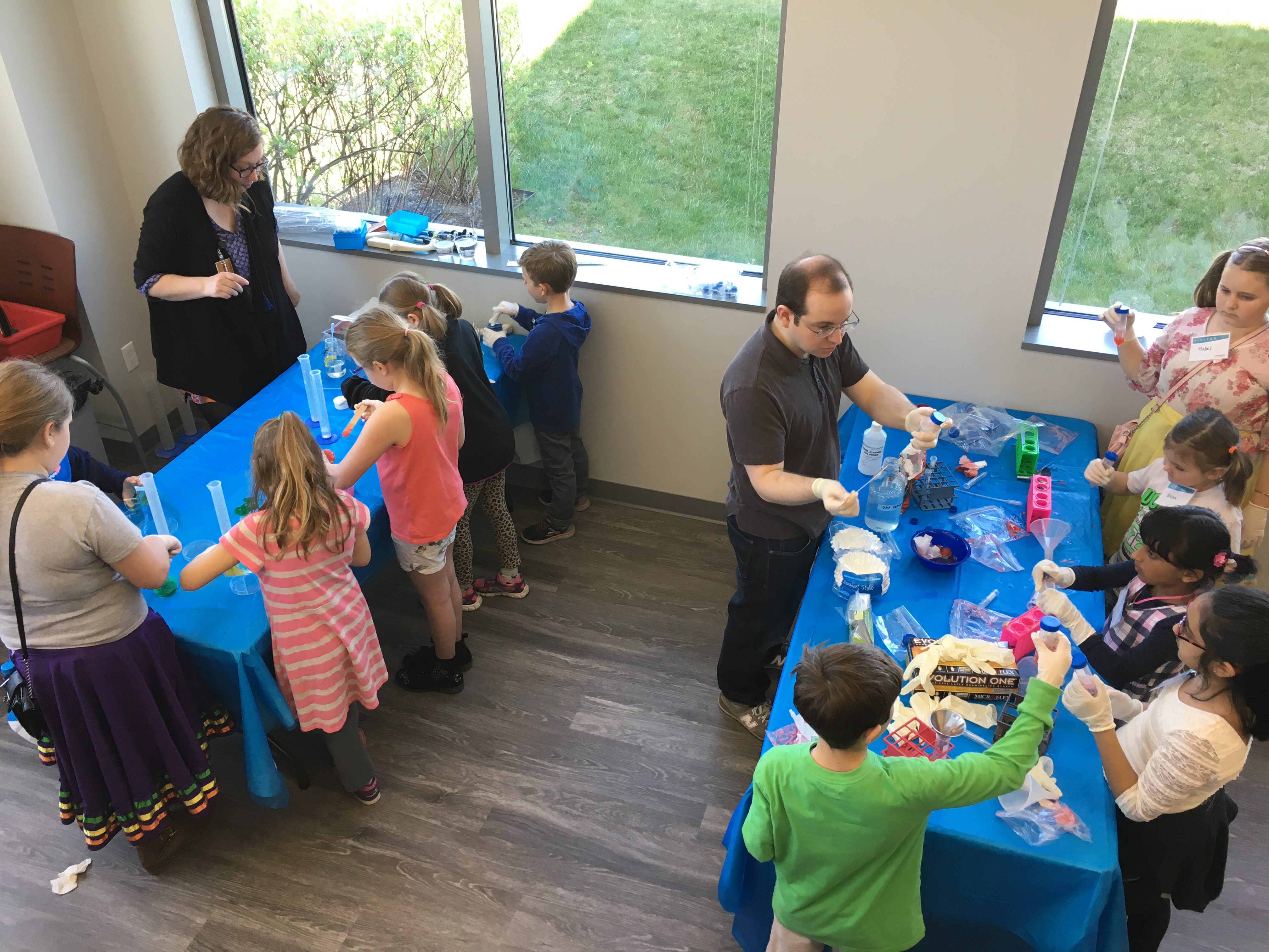 Sarah Grimshaw and David Brown, PhD work with the group on extracting DNA from strawberries.